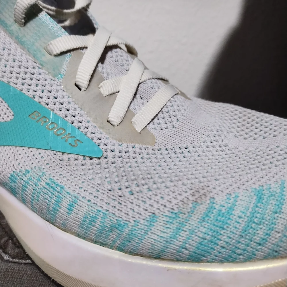 Brooks Women's Levitate 4 - Size 10 - Picture 11 of 16